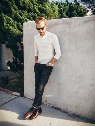 Как носить серые джинсы с коричневыми кожаными повседневными ботинками мужчине