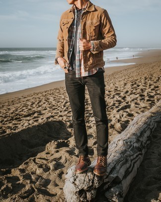 Как носить серые джинсы с коричневыми кожаными повседневными ботинками мужчине