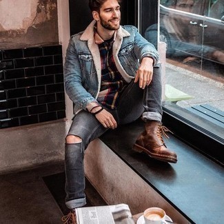 Как носить серые джинсы с коричневыми кожаными повседневными ботинками мужчине
