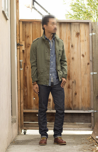 Как носить серые джинсы с коричневыми кожаными повседневными ботинками мужчине