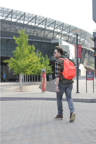 Как носить серые джинсы с коричневыми кожаными повседневными ботинками мужчине