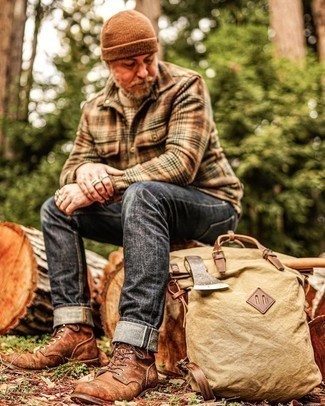 Как носить серые джинсы с коричневыми кожаными повседневными ботинками мужчине