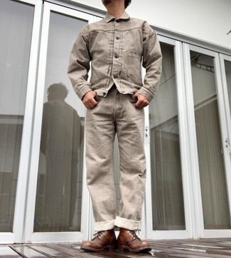 Как носить серые джинсы с коричневыми кожаными повседневными ботинками мужчине