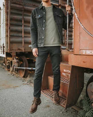 Как носить серые джинсы с коричневыми кожаными ботинками дезертами