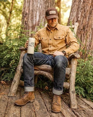 Как носить серые джинсы с коричневыми замшевыми повседневными ботинками мужчине