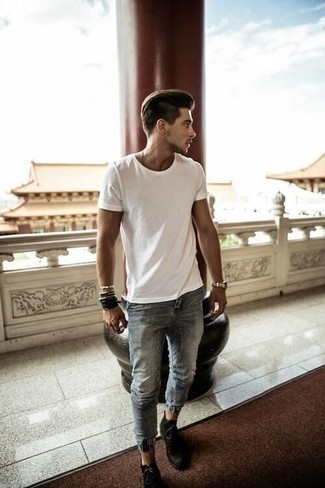 Как носить серые джинсы с коричневыми замшевыми ботинками дезертами