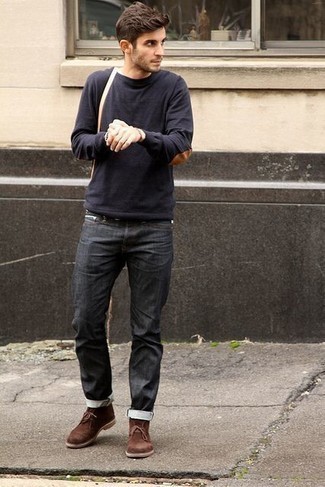 Как носить серые джинсы с коричневыми замшевыми ботинками дезертами