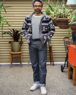 Какие кардиганы носить с серыми джинсами мужчине