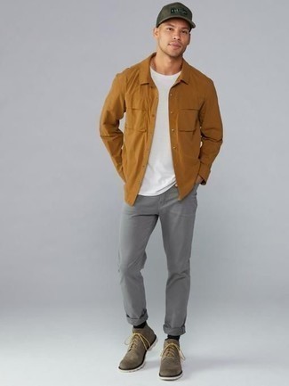 Какие повседневные ботинки носить с серыми джинсами мужчине