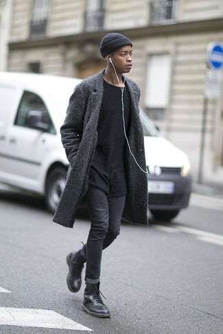 Как носить серые джинсы с темно-серым длинным пальто