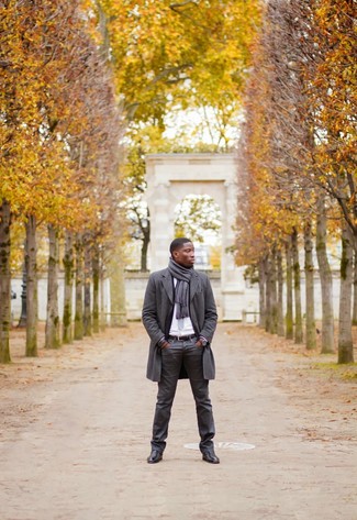 Как носить серые джинсы с темно-серым длинным пальто