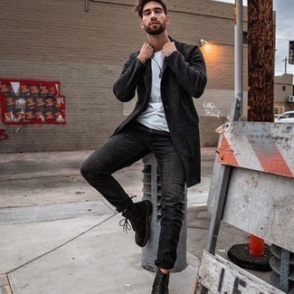 Как носить серые джинсы с темно-серым длинным пальто