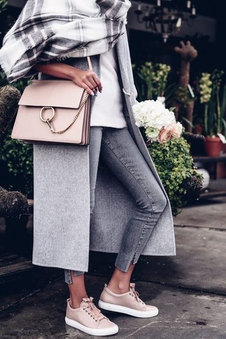 Какое пальто носить с серыми джинсами женщине