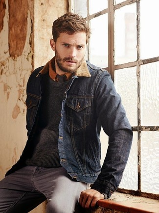 Какие свитера с круглым вырезом носить с серыми джинсами мужчине