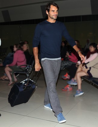 Какие свитера с круглым вырезом носить с серыми джинсами мужчине