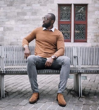 Какие свитера с круглым вырезом носить с серыми джинсами мужчине