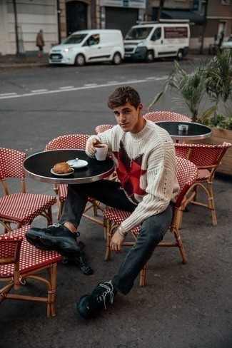 Какие свитера с круглым вырезом носить с серыми джинсами мужчине