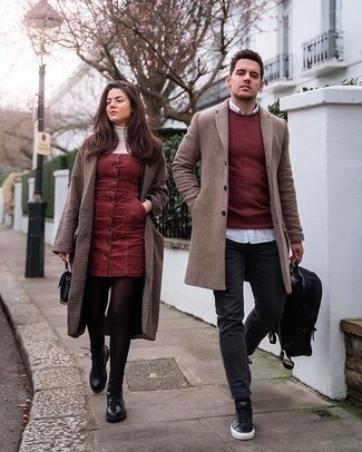 Какие свитера с круглым вырезом носить с серыми джинсами мужчине