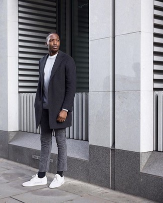 Какие свитера с круглым вырезом носить с серыми джинсами мужчине