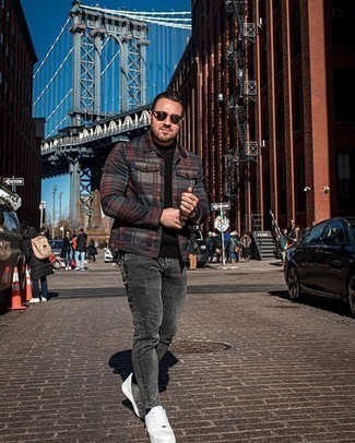 Какие свитера с круглым вырезом носить с серыми джинсами мужчине