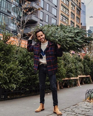 Какие свитера с круглым вырезом носить с серыми джинсами мужчине