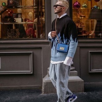 Какие свитера с круглым вырезом носить с серыми джинсами мужчине