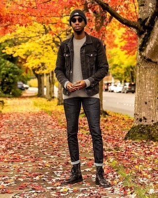 Какие свитера с круглым вырезом носить с серыми джинсами мужчине