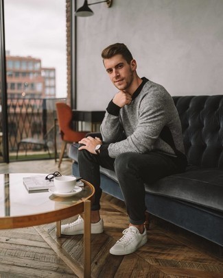 Какие свитера с круглым вырезом носить с серыми джинсами мужчине