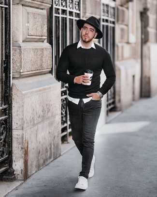 Какие свитера с круглым вырезом носить с серыми джинсами мужчине