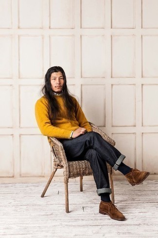 Какие свитера с круглым вырезом носить с серыми джинсами мужчине