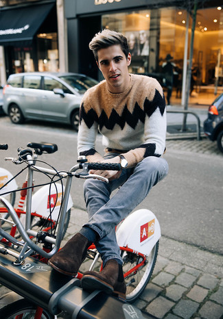 Какие свитера с круглым вырезом носить с серыми джинсами мужчине