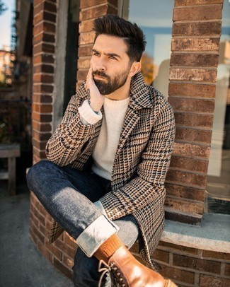 Какие свитера с круглым вырезом носить с серыми джинсами мужчине