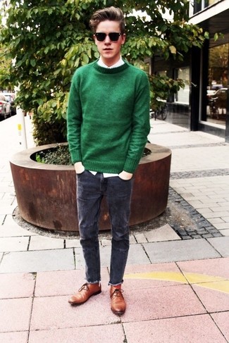 Как носить серые джинсы с темно-коричневыми кожаными ботинками дезертами