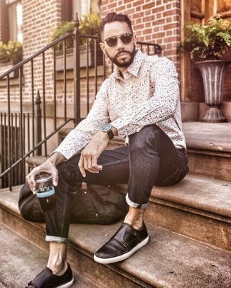 Как носить серые джинсы с темно-коричневыми кожаными монками