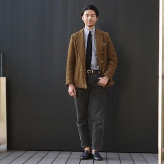 Какие двубортные пиджаки носить с серыми джинсами мужчине