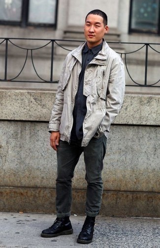 Какие полевые куртки носить с серыми джинсами