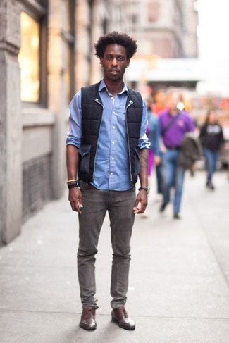 Какие куртки без рукавов носить с серыми джинсами мужчине