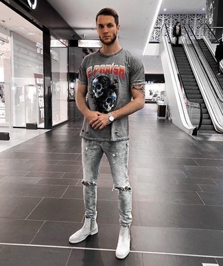 Как носить серые джинсы с серыми замшевыми ботинками челси мужчине