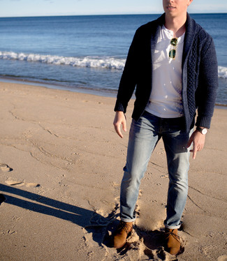 Какие футболки на пуговицах носить с серыми джинсами мужчине