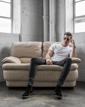 Какие футболки на пуговицах носить с серыми джинсами мужчине