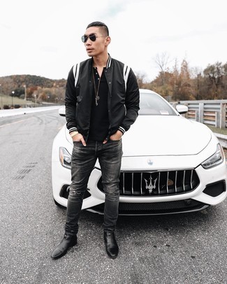 Какие футболки на пуговицах носить с серыми джинсами мужчине