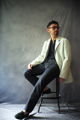 Какие футболки на пуговицах носить с серыми джинсами мужчине