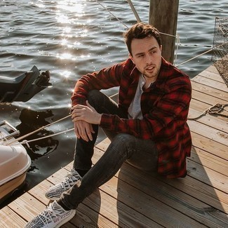 Какие футболки на пуговицах носить с серыми джинсами мужчине