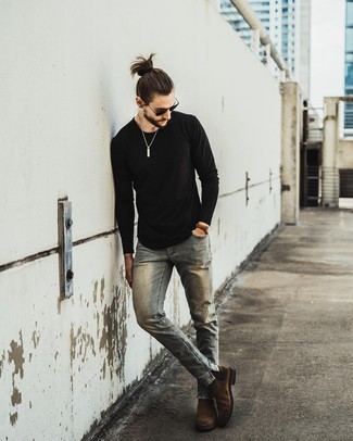 Какие футболки с длинным рукавом носить с серыми джинсами мужчине