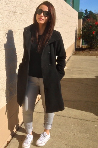 Какие низкие кеды носить с серыми джинсами женщине