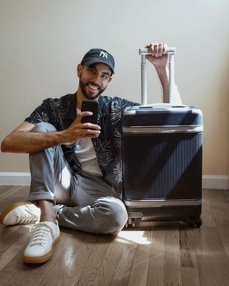 Какие низкие кеды носить с серыми джинсами мужчине