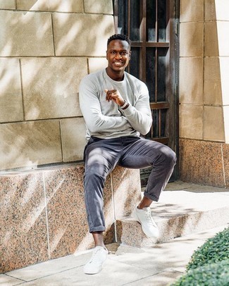 Какие низкие кеды носить с серыми джинсами мужчине