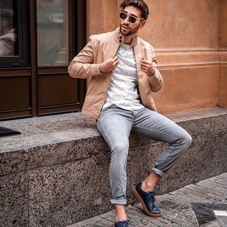 Какие низкие кеды носить с серыми джинсами мужчине