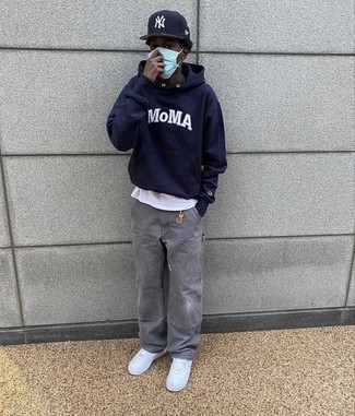 Какие низкие кеды носить с серыми джинсами мужчине