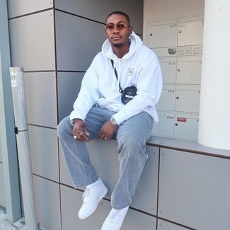 Какие низкие кеды носить с серыми джинсами мужчине